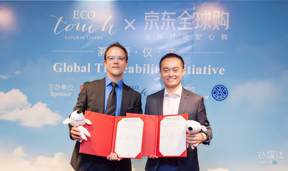EcoTouch总经理Greg Witney（左）与 京东全球购副总经理黎开思（右）签署战略合作签署战略合作